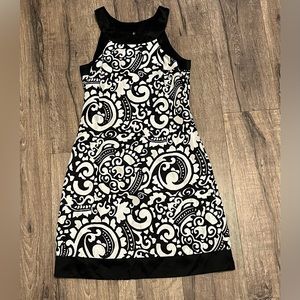 White House black market size 4 black and white dress -sleeveless printed